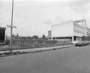 882126 Gezicht op een braakliggend terrein aan de Grebbeberglaan te Utrecht, met rechts het gebouw van de Middelbare ...